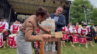 Bürgermeisterin Regine Rist - erster Fassanstich beim Montfortfest 2023