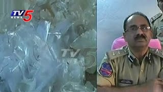 Police Attack On Gudumba Bases In Old City | 1350 Illicit Liquor Packets Seized | TV5 News