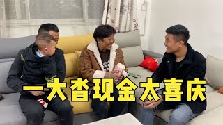 农村婆婆把23亩玉米全卖了，两万块钱现金太喜庆，豆豆：下馆子【农人小豆豆】