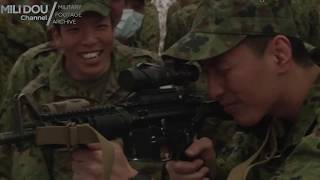 陸上自衛隊×アメリカ海兵隊 お互いの火器を紹介し合う M4A1を構える陸上自衛隊員