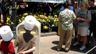 PUSH the talking trashcan at Disney's California Food & Wine Festival 2009