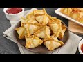 crab rangoon เกี๊ยวทอดปูอัดครีมชีส ทอดใหม่ ๆ สีเหลืองทอง จัดเสิร์ฟพร้อมน้ำจิ้มไก่ maeban