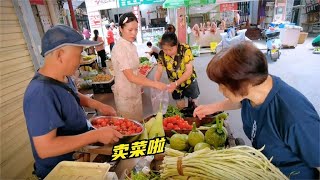 洋子又来摆摊卖菜，买西红柿的变多了，本地露天蔬菜很受欢迎！