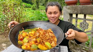 Eat delicious big pot vegetables today今天做一鍋糟辣椒炒肉，配上筍幹和嫩南瓜又香又辣巨下飯