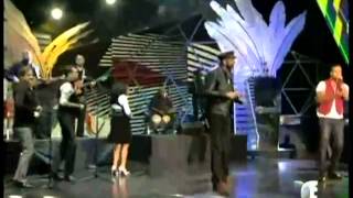 Juan Luis Guerra y Romeo Santos interpretan Frio Frio en los Premios Billboard 2013