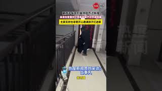 俩孩子发现对面邻居乔迁新居，自发在家里找了苹果和橘子过去送祝福，主家见状也非常开心邀请孩子们进家