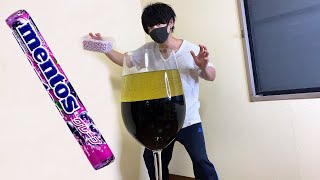 世界最大級のグラスに油とコーラを注いで大量のメントスを入れると・・・ #Shorts