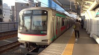 高津駅（DT09）に到着する東急5000系5102F