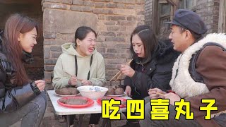 搞笑短剧：小伙打赌输了请吃饭，结果是用土做的美食，这能吃吗？【小貝愛叨叨】