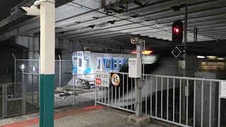 西白井駅でライトアップ中の北総7000形と京成スカイライナー