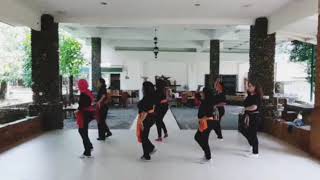 TIANG DEMEN Line Dance Choreographer : Widia  Demo by: Tina & friend