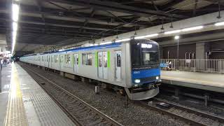 東武野田線60000系61611F(フルカラーLED編成)が東武流山おおたかの森駅1番線を発車するシーン