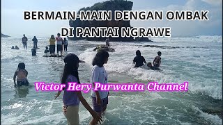 BERMAIN MAIN DENGAN OMBAK DI PANTAI NGRAWE