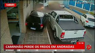 Caminhão perde freios e atinge veículos em Andradas