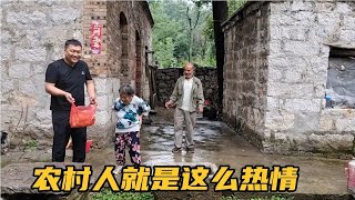 小伙给两位老人送南瓜，看老人是如何回敬他的？农村人就是热情！【山村小万】