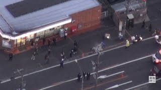 71歳運転の車、バス停に突っ込む　40代死亡、1人重体　横浜