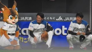 ＜2019.3.24ヤクルト戦＞谷内亮太選手と杉浦稔大投手に挨拶をし、記念写真に納まるポリーちゃんとフレップ君