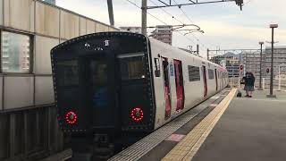 千早駅を後にする821系6連