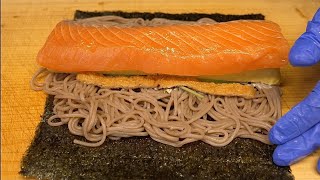 김밥의 진화는 어디까지!? 연어를 통으로 올리는 메밀김밥 Salmon egg noodle roll, special kimbap - Korean street food