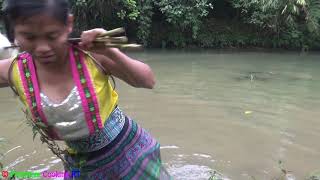 Primitive technology - Find food primitive skills catch fish & cooking fish - Eating delicious