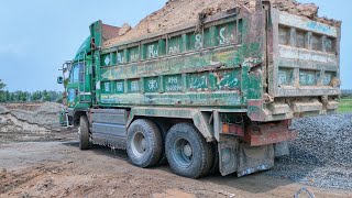 Nissan V8 Big Thumb Dumper Unloading In Very Narrow Site