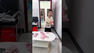 妈妈没有零花钱了，就偷偷找爸爸要点！#vlog #家庭教育 #兒童教育 #funny #shorts #comedy