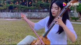 草地上美女马头琴演奏歌曲《彩云之南》太好听了！