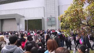 AnimeJapan 2015 walking towards entrance past Cosplayers