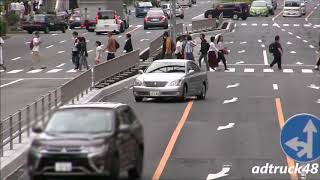 黄色線で車線変更した違反車に近づきパトライトを出す覆面パトカー！