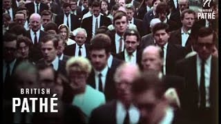 Crowds Over London Bridge (1968)