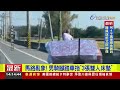 馬路亂象！ 男騎腳踏車拖「3張雙人床墊」【最新快訊】