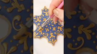 Snowflake cookies decorated with royal icing #decoratedcookies #cookiedecorating #cookiedesign