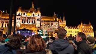 Több tízezres tüntetés a tanárok mellett a Kossuth téren