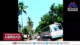 കാറിൽ ഇടിച്ച് KSRTC ബസ്സിന്  മുന്നിൽ വീണ സ്‌കൂട്ടർ യാത്രക്കാരൻ ആയുസിന്റെ ബലം കൊണ്ട് രക്ഷപെട്ടു.