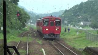 菅尾駅で列車交換を行う豊肥本線上りキハ200系の前面展望