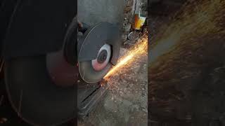 Cutting iron with cutter لوہے کو کاٹتے وقت آگ کے شعلے