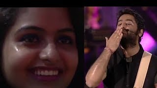 When Arijit Singh Saw a Girl Crying | Arijit's Flying Kiss Brought a Smile on Her Face | Live | Full