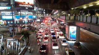 การจราจรติดขัดมากๆ บนถนนสุขุมวิท บริเวณสถานีรถไฟฟ้าBTS อโศก .