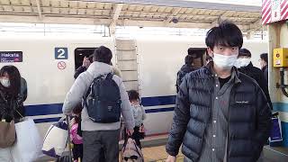 2021年12月30日N700Sのぞみ27号混雑で遅れて到着し降りるお客さんが大量でさらに乗車のお客さんも多く分散乗車を呼びかけるもそれでも乗車に時間がかかり遅れて発車