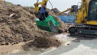 徳光建機　コブラスクリーン　根株の篩い分け