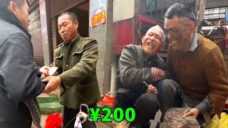 阿義假扮乞丐上街乞討，70歲大爺給他買米飯還給錢，阿義買下他的所有東西作為報答！ 【阿義走鄉村】#Farm #tour #drama #正能量