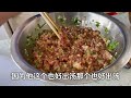 农民王小：爸妈去串门吃肉，两口子在家包饺子，竟被媳妇笑话太笨