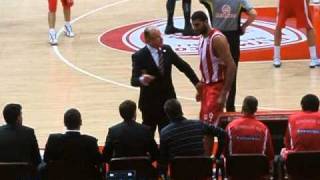 Dont mess with Dusan Ivkovic Olympiacos Panionios 5-2-2001  82-63.wmv