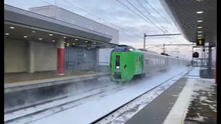 789系　雪を巻き上げながら通過