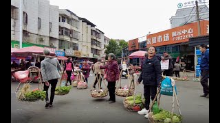 熱鬧的蘇區縣城，很多賣豬肉的，今年的新米兩塊五一斤