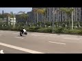 小牛电动车在马路上翘头表演，与法院警车飙车（the mavericks electric car squats on the road and the police car brakes）