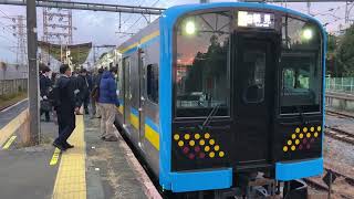 鶴見線E131系1000番台 浅野駅到着・発車シーン