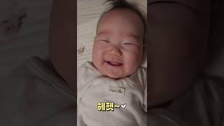 (생후 127일) 낮잠 자고 일어났더니 기분이 좋아요! :)