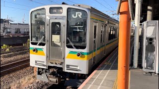 E127系0番台ﾅﾊV2編成が浜川崎行きとして尻手駅3番線を発車するシーン（2023.12.21.14:33）