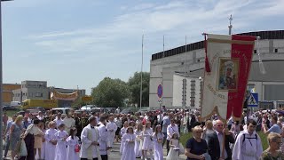 Procesja Bożego Ciała do czterech ołtarzy  w parafii Świętego Krzyża w Płocku